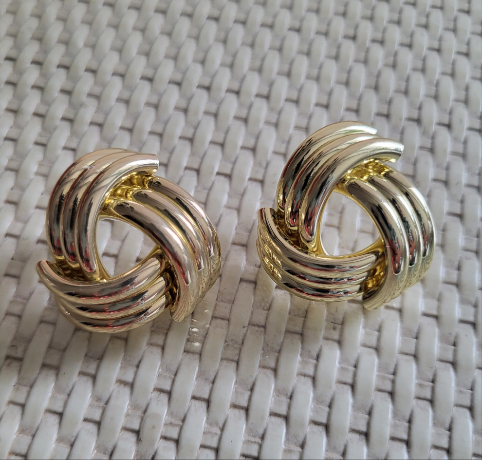 Vintage Gold Knot Stud Earring