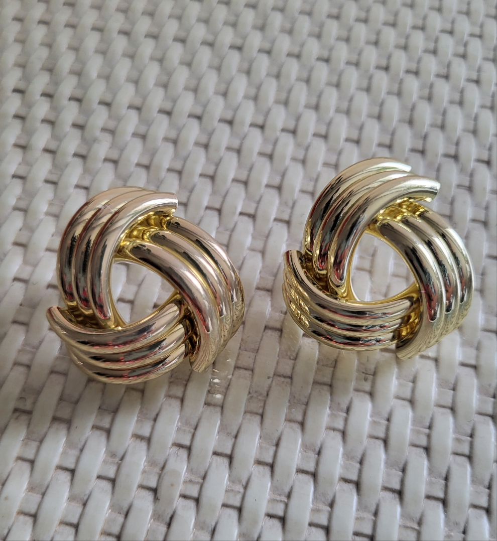 Vintage Gold Knot Stud Earring